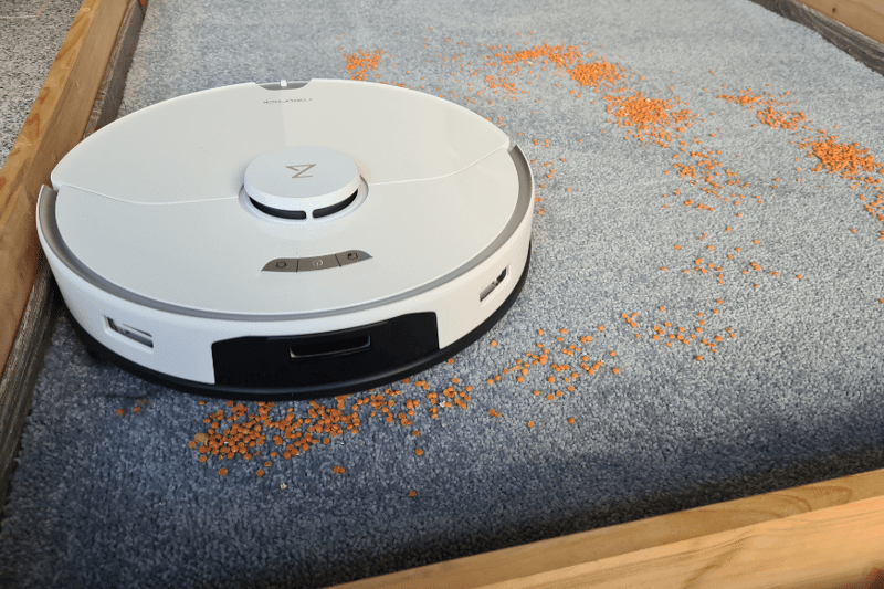 Roborock S7 Pro Ultra vacuum robot cleans lentils on a high pile carpet.